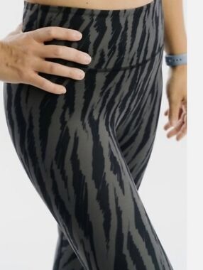 Zyia Gray Sketch Light And Tight Size 6-8 High Waisted 20" Activewear Capris NWT